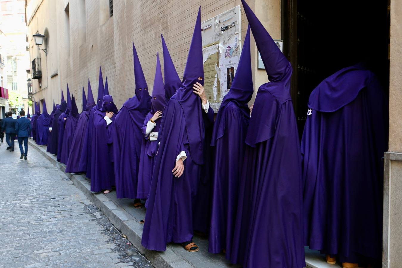 Gran expectación en la plaza de la Magdalena para ver la salida de la hermandad de la Quinta Angustia