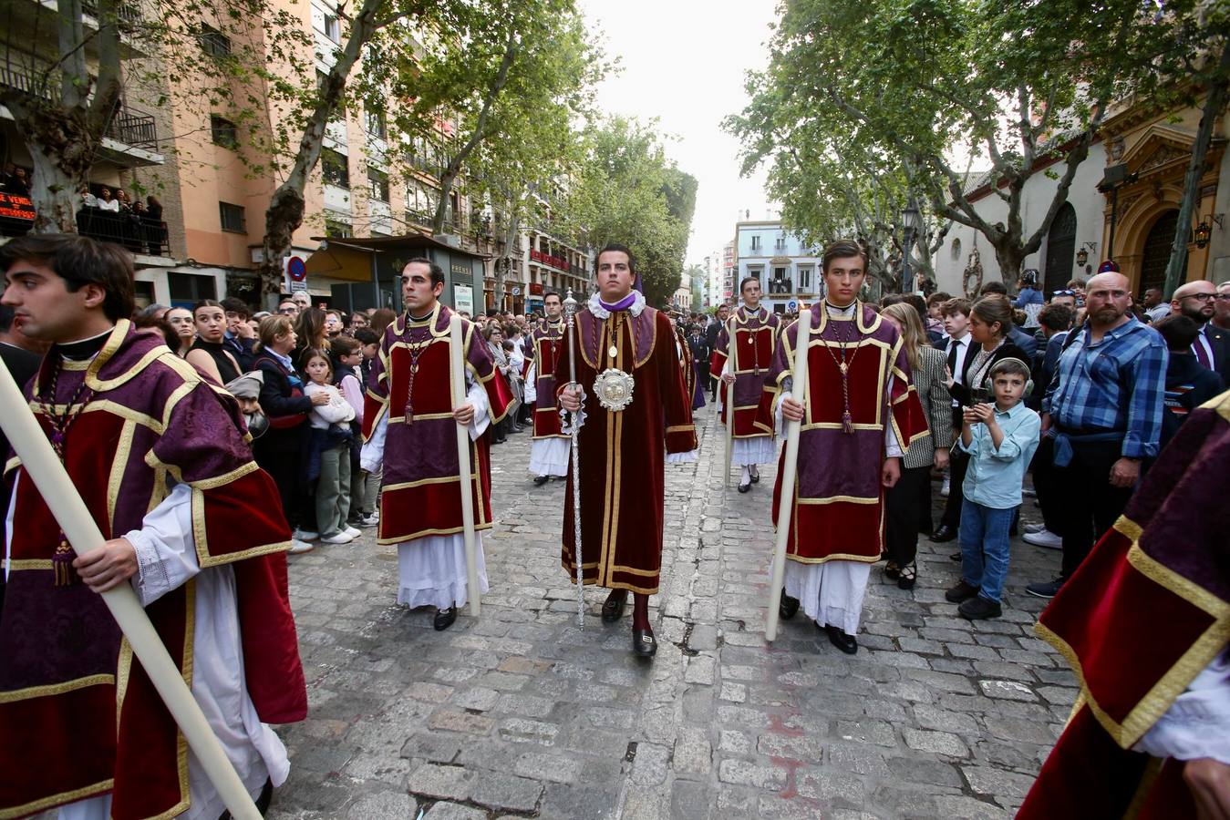 Gran expectación en la plaza de la Magdalena para ver la salida de la hermandad de la Quinta Angustia