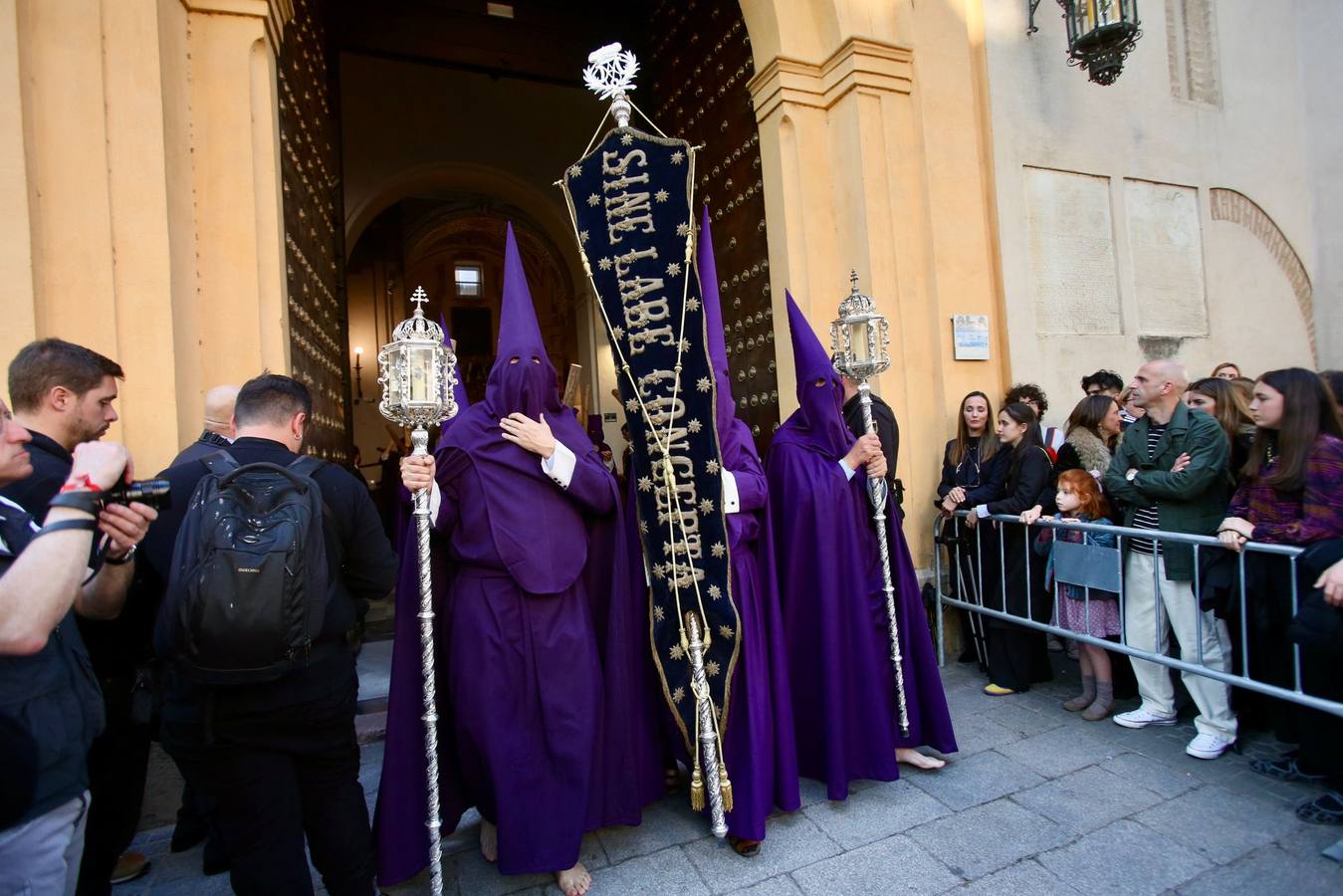 Gran expectación en la plaza de la Magdalena para ver la salida de la hermandad de la Quinta Angustia
