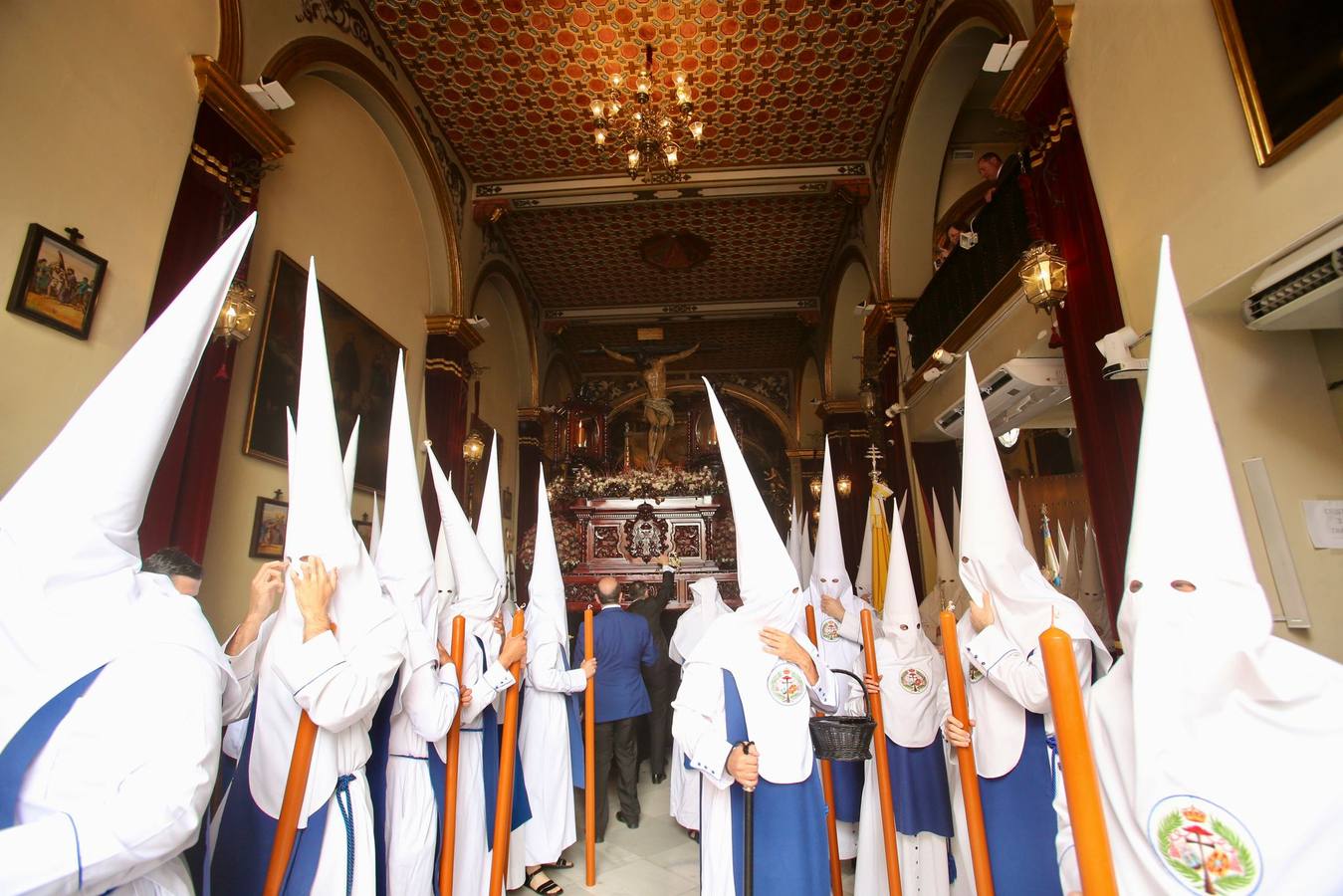 Mucho público en la calle Recaredo para ver la salida de la hermandad de Los Negritos