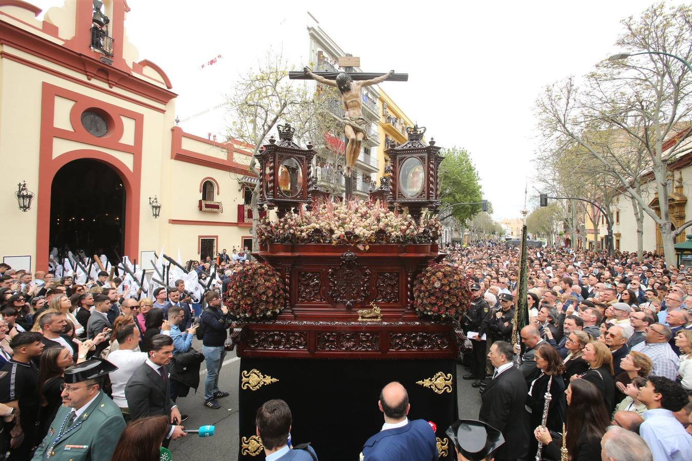 Mucho público en la calle Recaredo para ver la salida de la hermandad de Los Negritos
