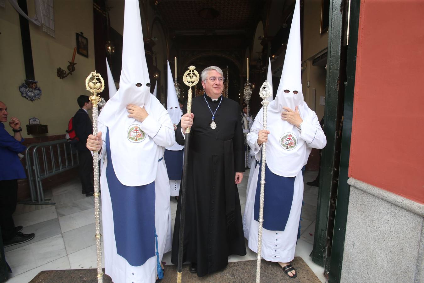 Mucho público en la calle Recaredo para ver la salida de la hermandad de Los Negritos