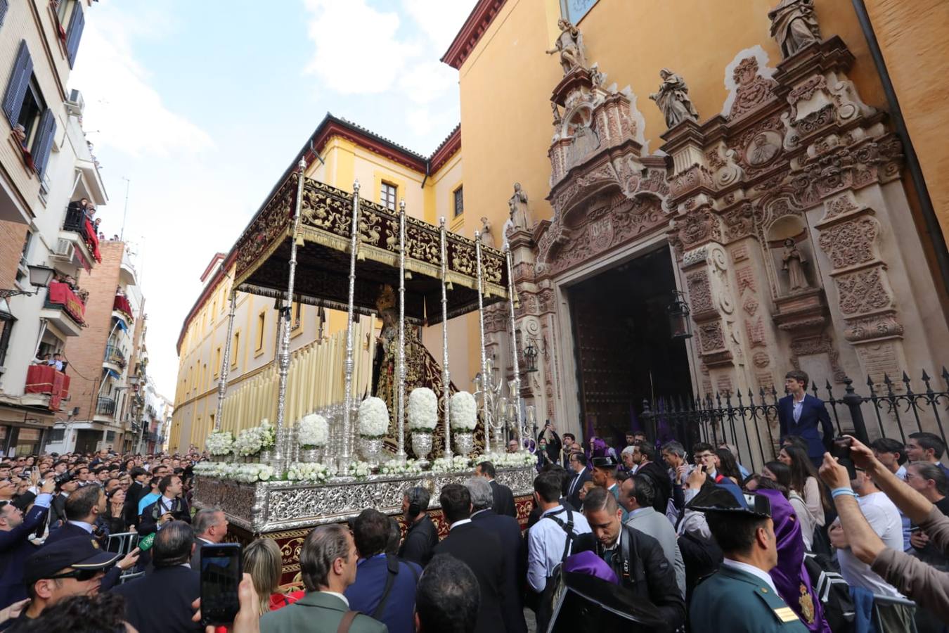 Salida de Jesús Atado a la Columna y de la Virgen de la Victoria, de la hermandad de las Cigarreras