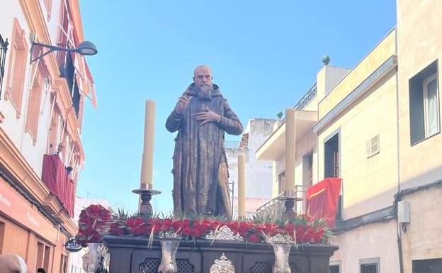 El Beato Bienvenido de Dos Hermanas sale en procesión en el cortejo del Corpus Christi