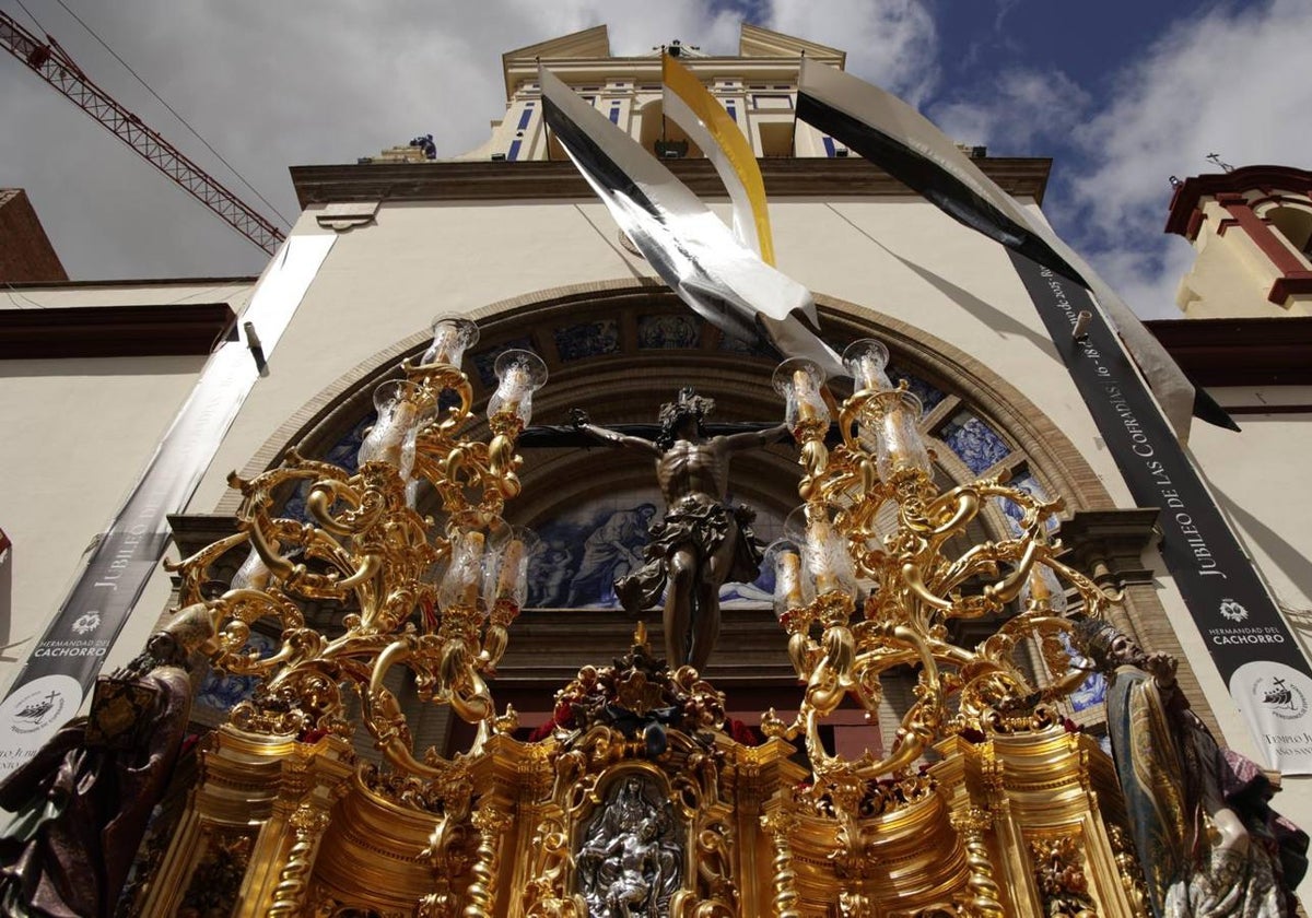 Salida de la Hermandad del Cachorro en la Semana Santa de Sevilla 2025