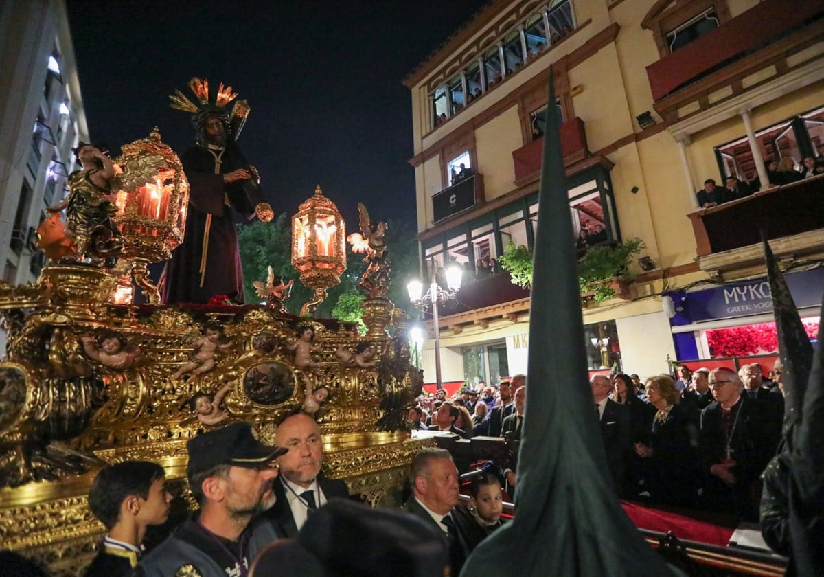 La Reina Sofía contemplando al Gran Poder en la Campana