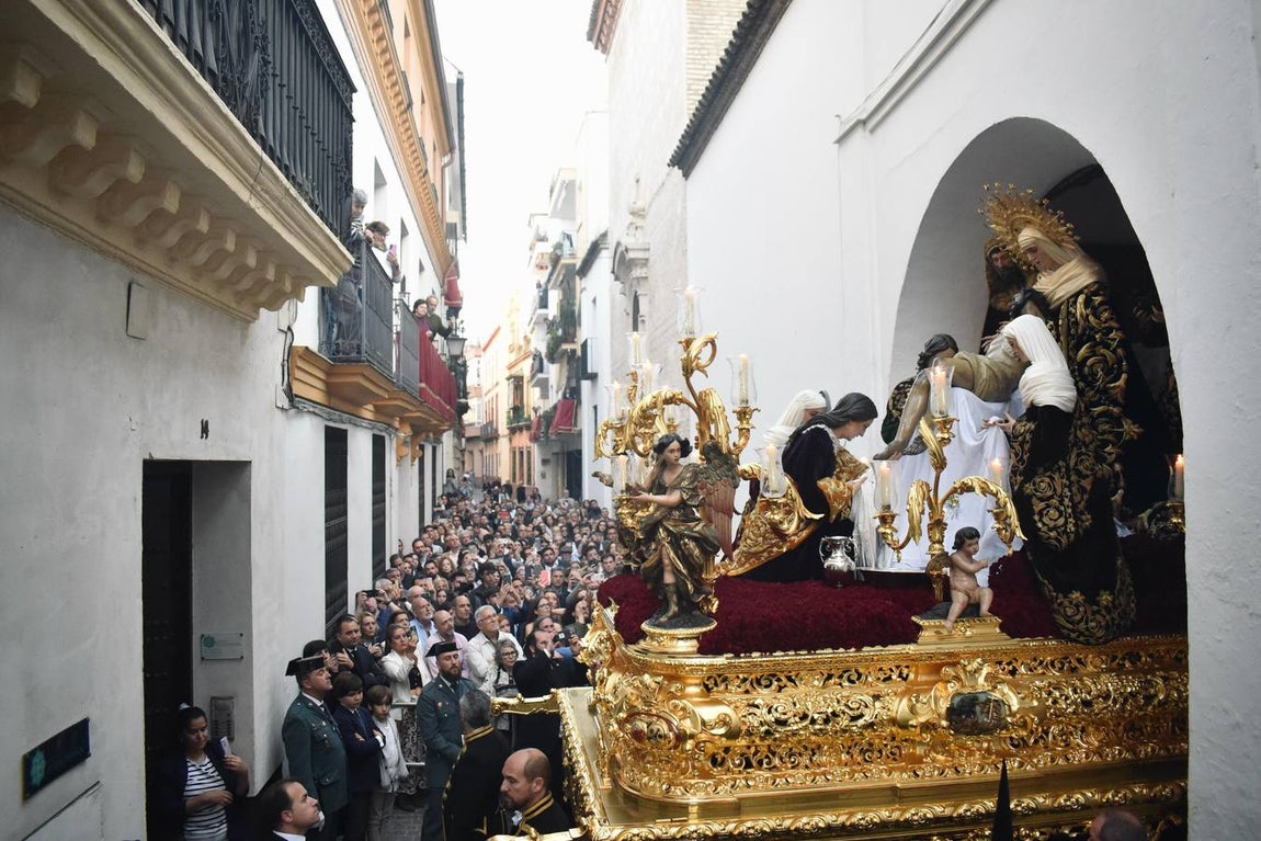 Salida de la Mortaja en la Semana Santa de Sevilla 2025