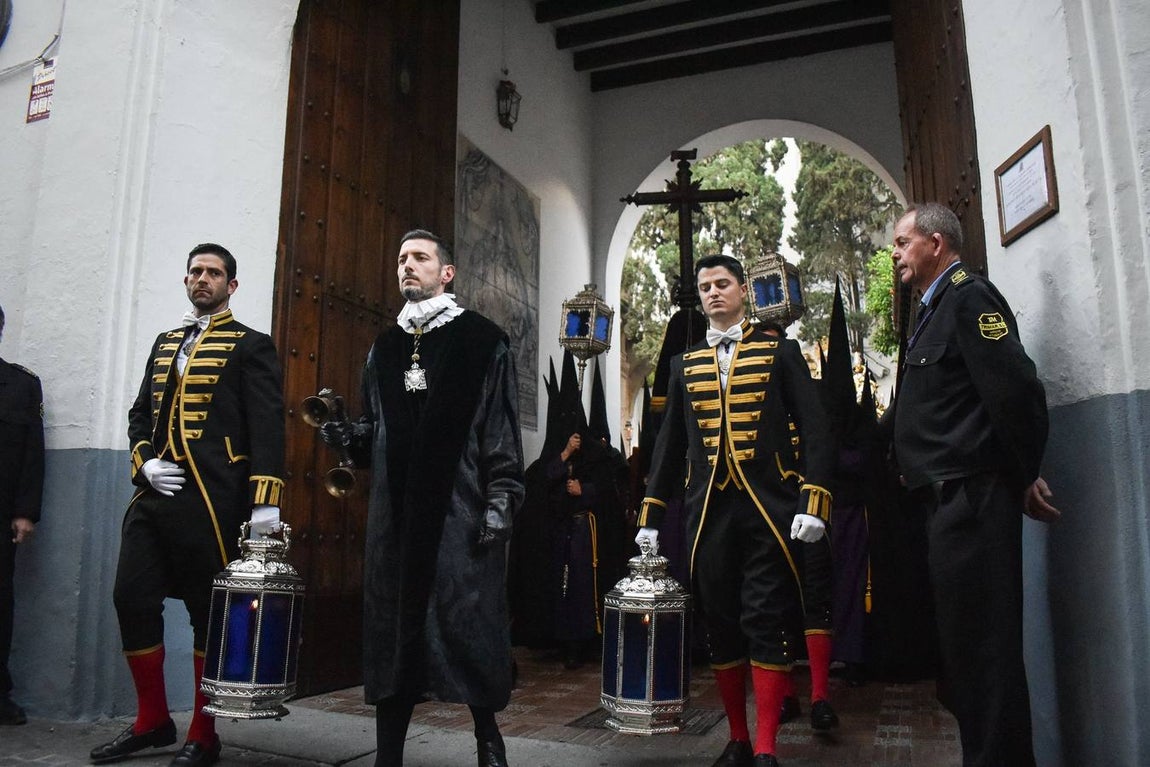 Salida de la Mortaja en la Semana Santa de Sevilla 2025