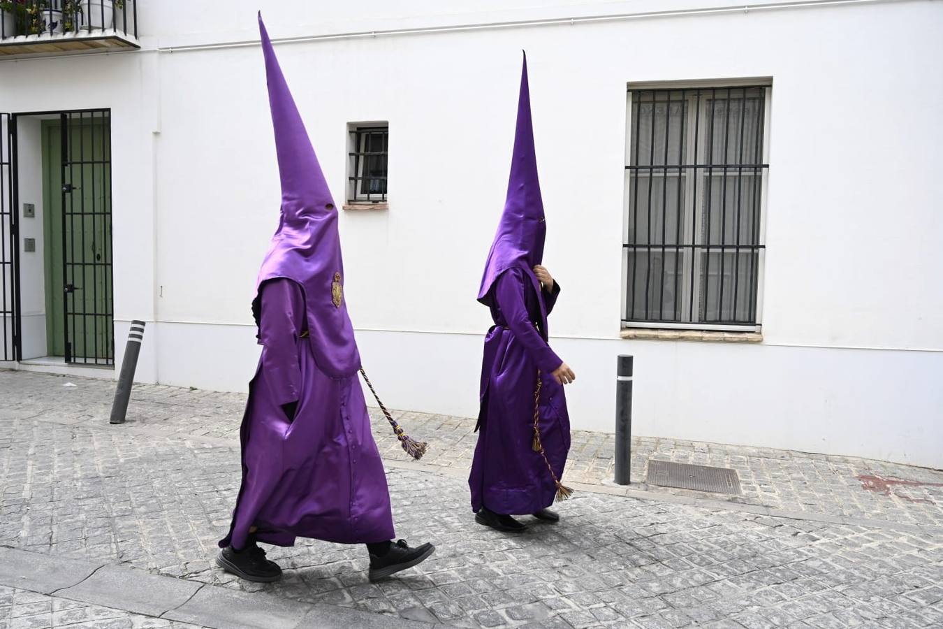 Salida de la Hermandad de La O desde la calle Castilla