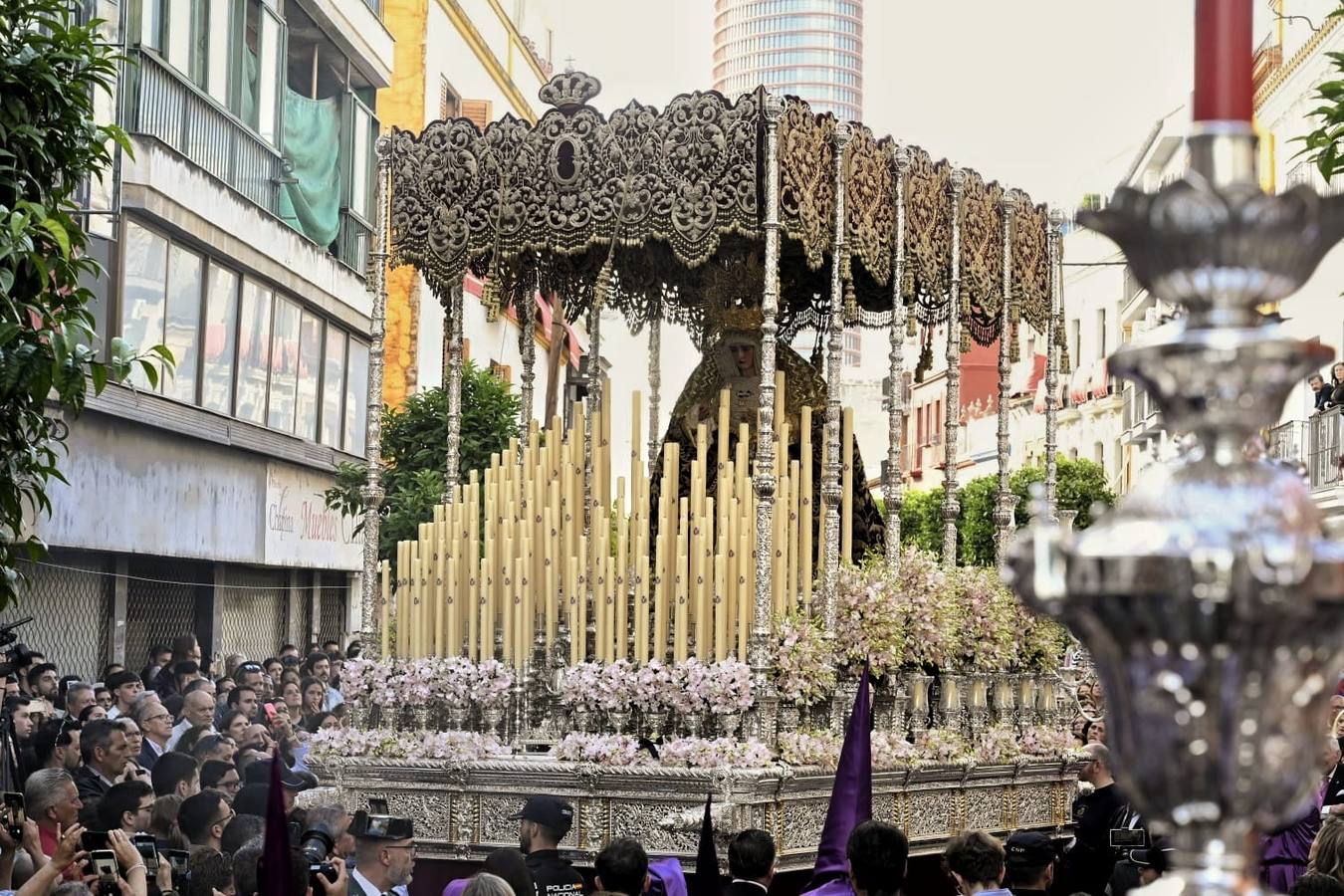Salida de la Hermandad de La O desde la calle Castilla