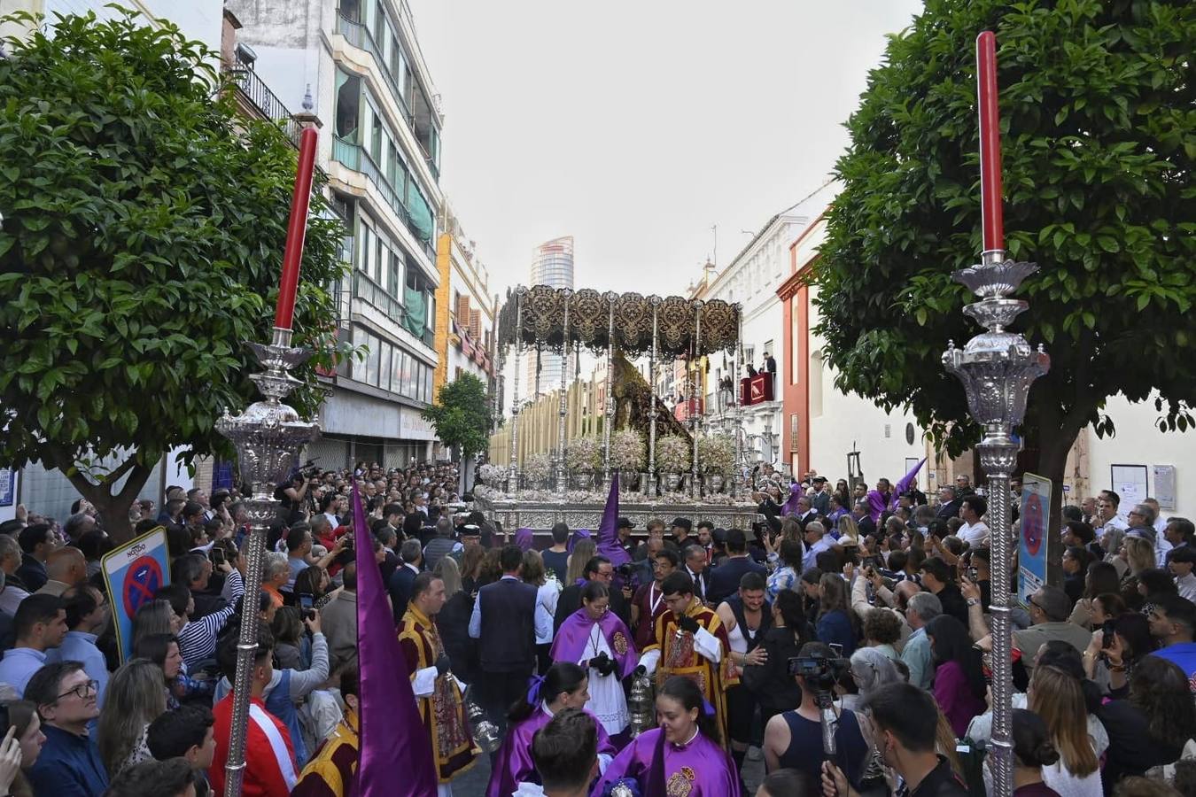 Salida de la Hermandad de La O desde la calle Castilla