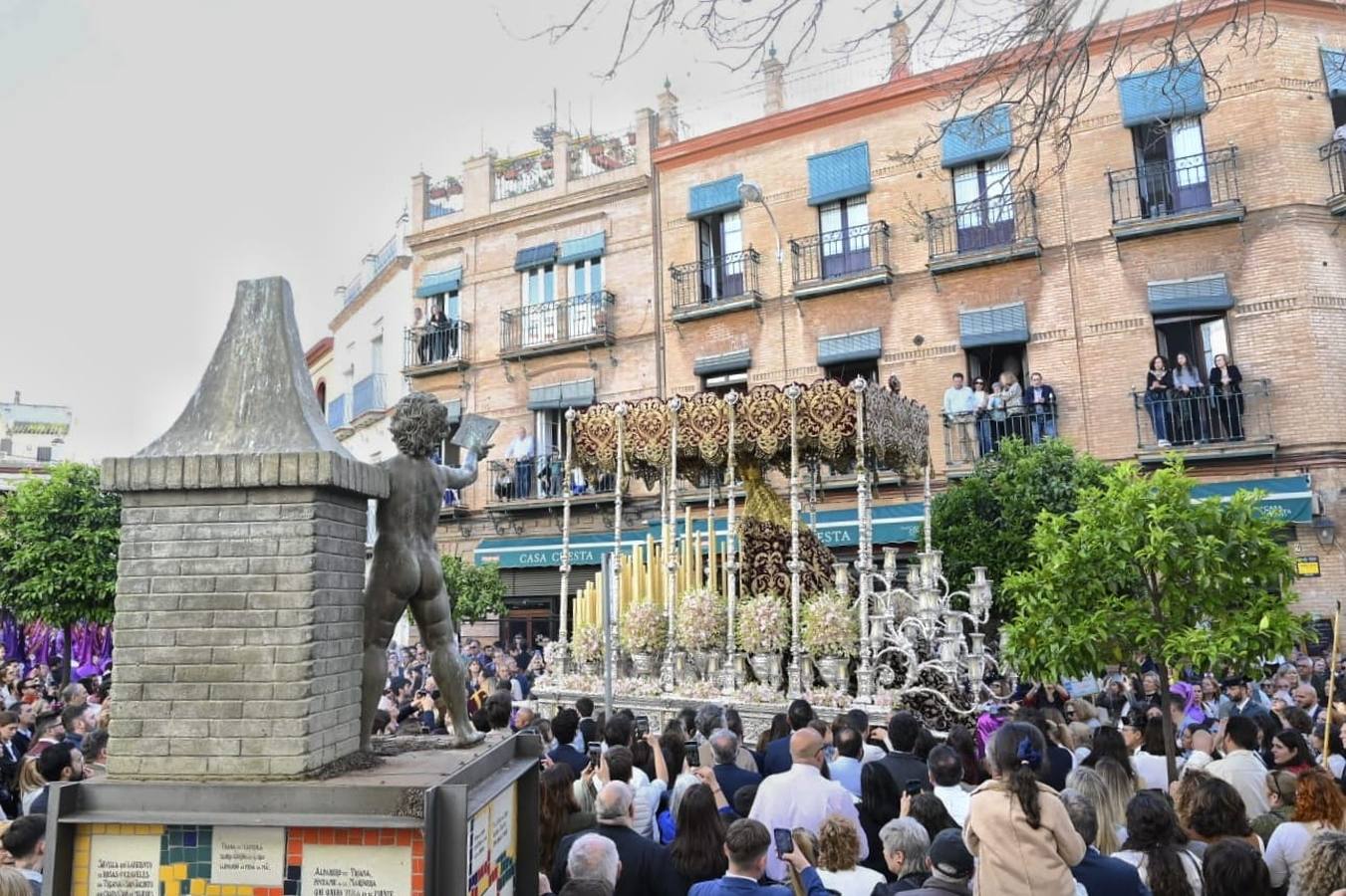 Salida de la Hermandad de La O desde la calle Castilla