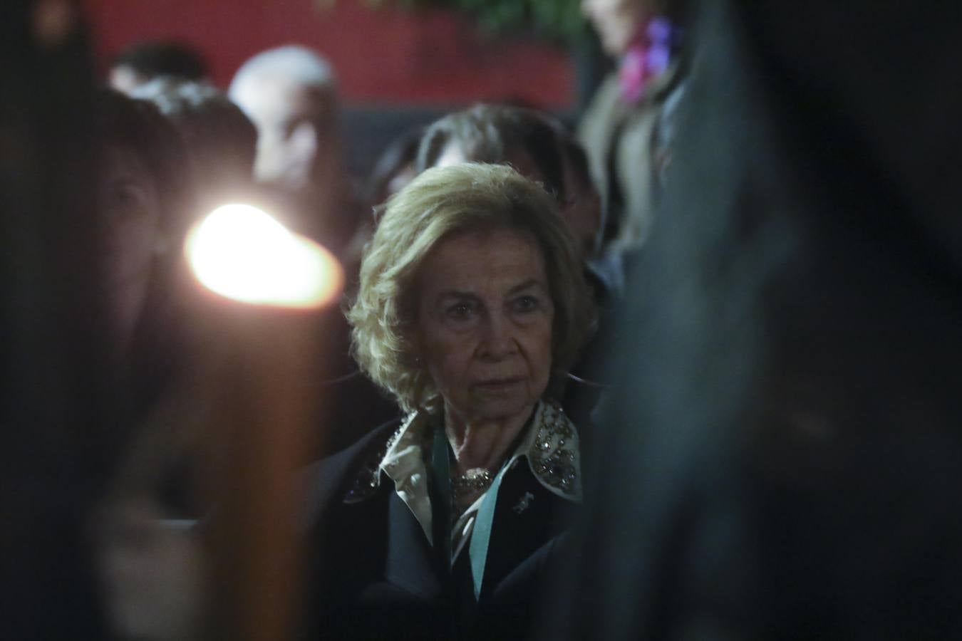 La Reina Sofía en el palquillo viendo el paso del Gran Poder por Carrera Oficial