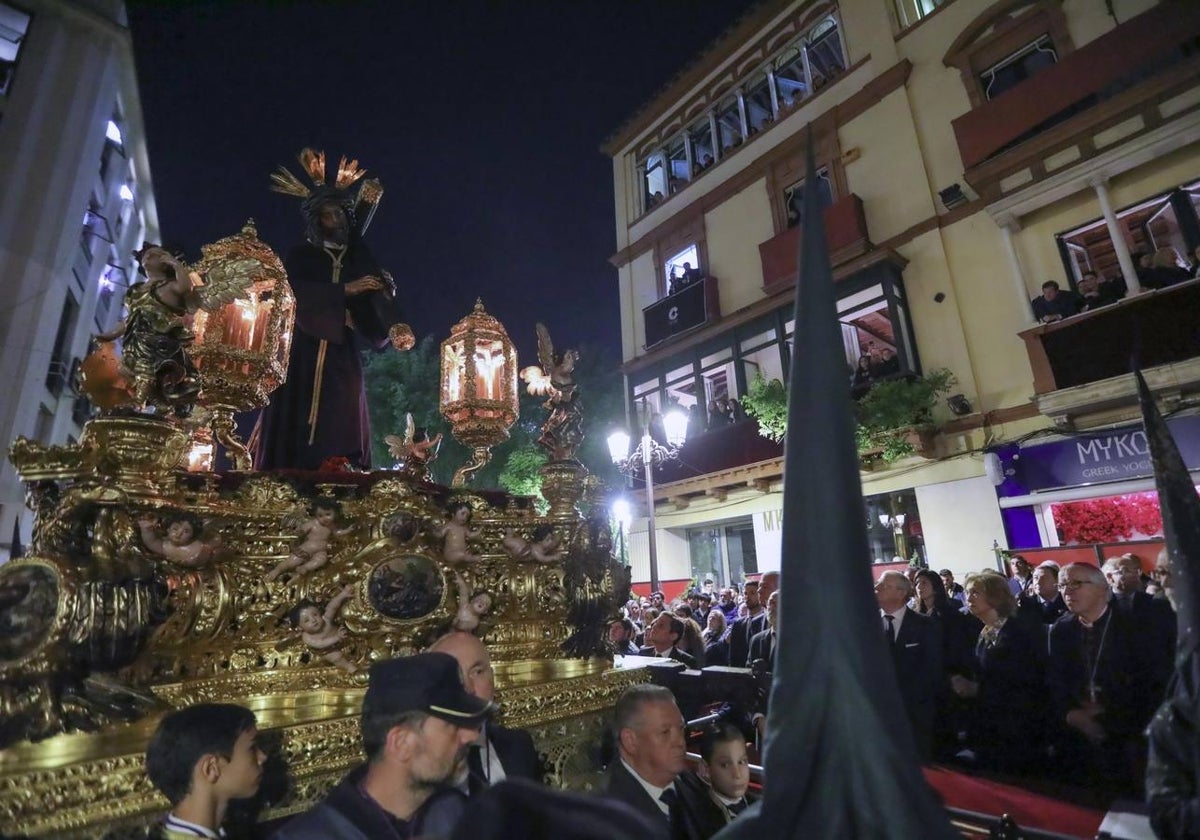 La Reina Sofía en el palquillo viendo el paso del Gran Poder por Carrera Oficial