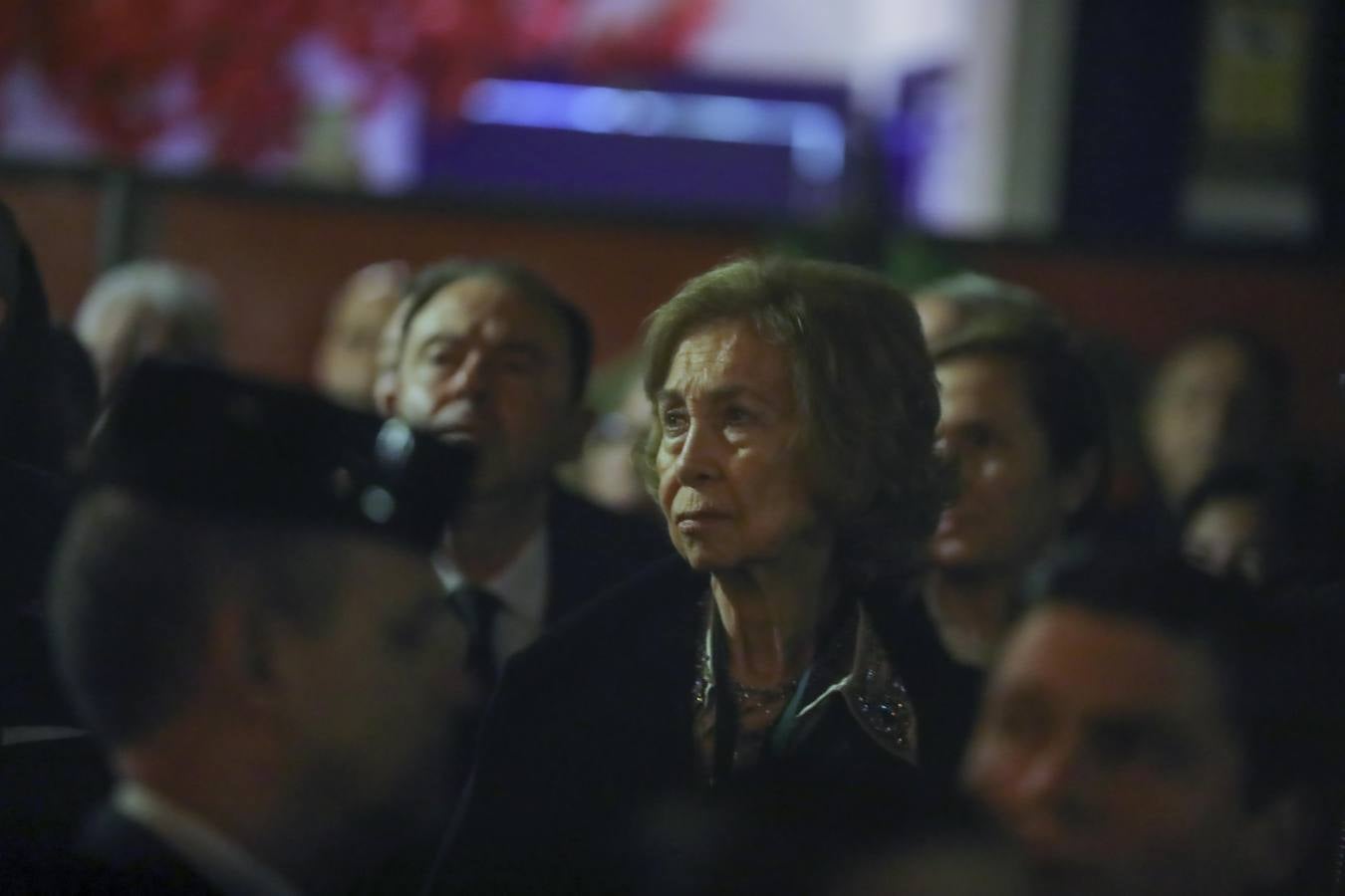 La Reina Sofía en el palquillo viendo el paso del Gran Poder por Carrera Oficial