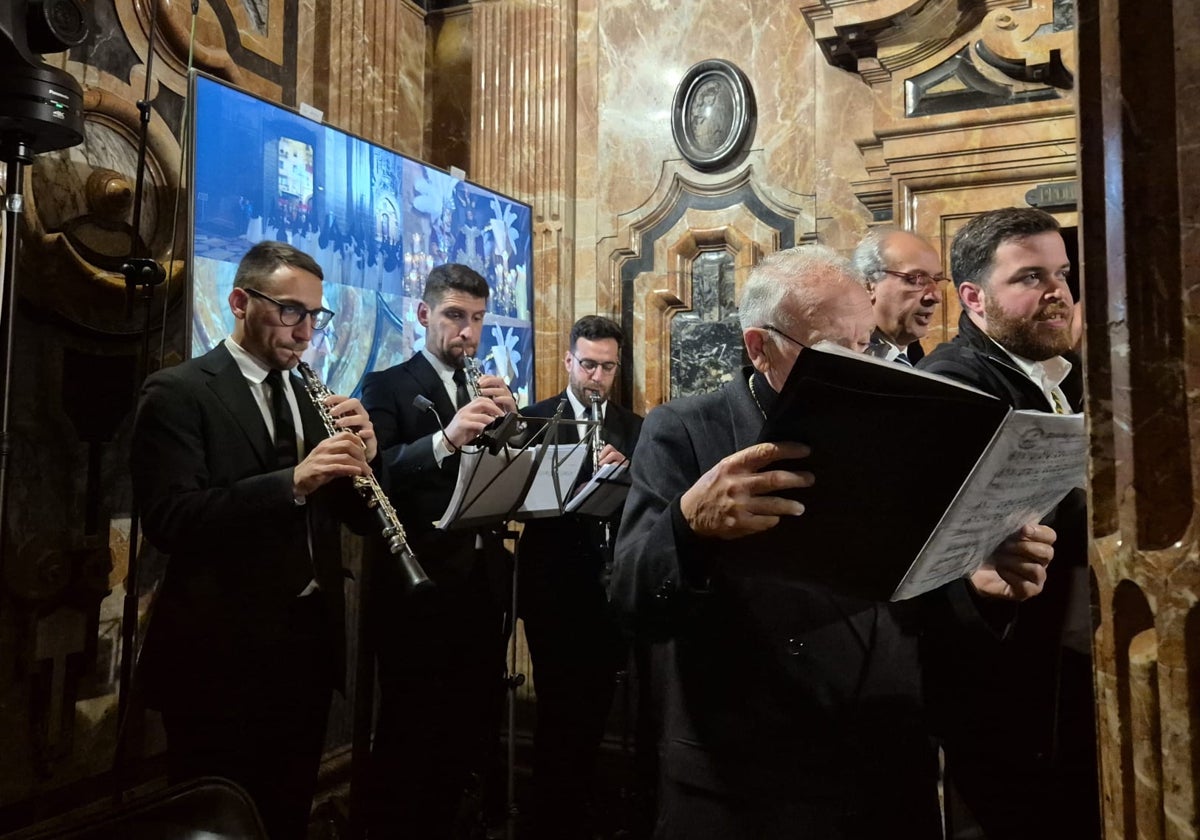 El discurrir de la Macarena por la Catedral fue digno de elogio