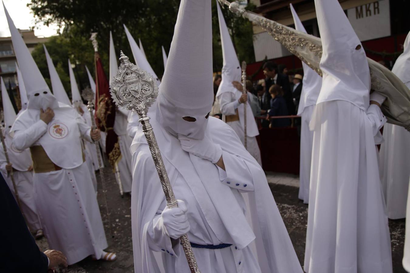 Procesión del Santo Entierro, en la que la hermandad ha estado acompañada por un cortejo con las principales autoridades de los distintos estamentos de la ciudad