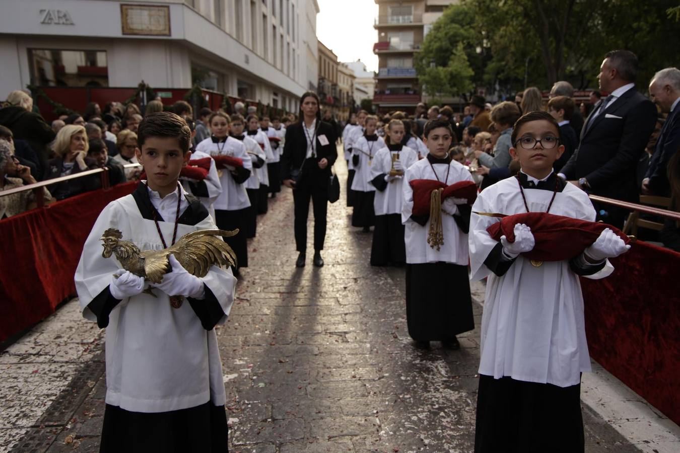 Procesión del Santo Entierro, en la que la hermandad ha estado acompañada por un cortejo con las principales autoridades de los distintos estamentos de la ciudad
