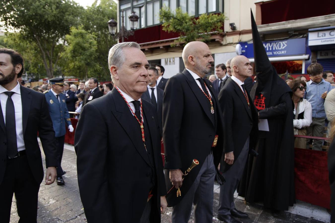 Procesión del Santo Entierro, en la que la hermandad ha estado acompañada por un cortejo con las principales autoridades de los distintos estamentos de la ciudad