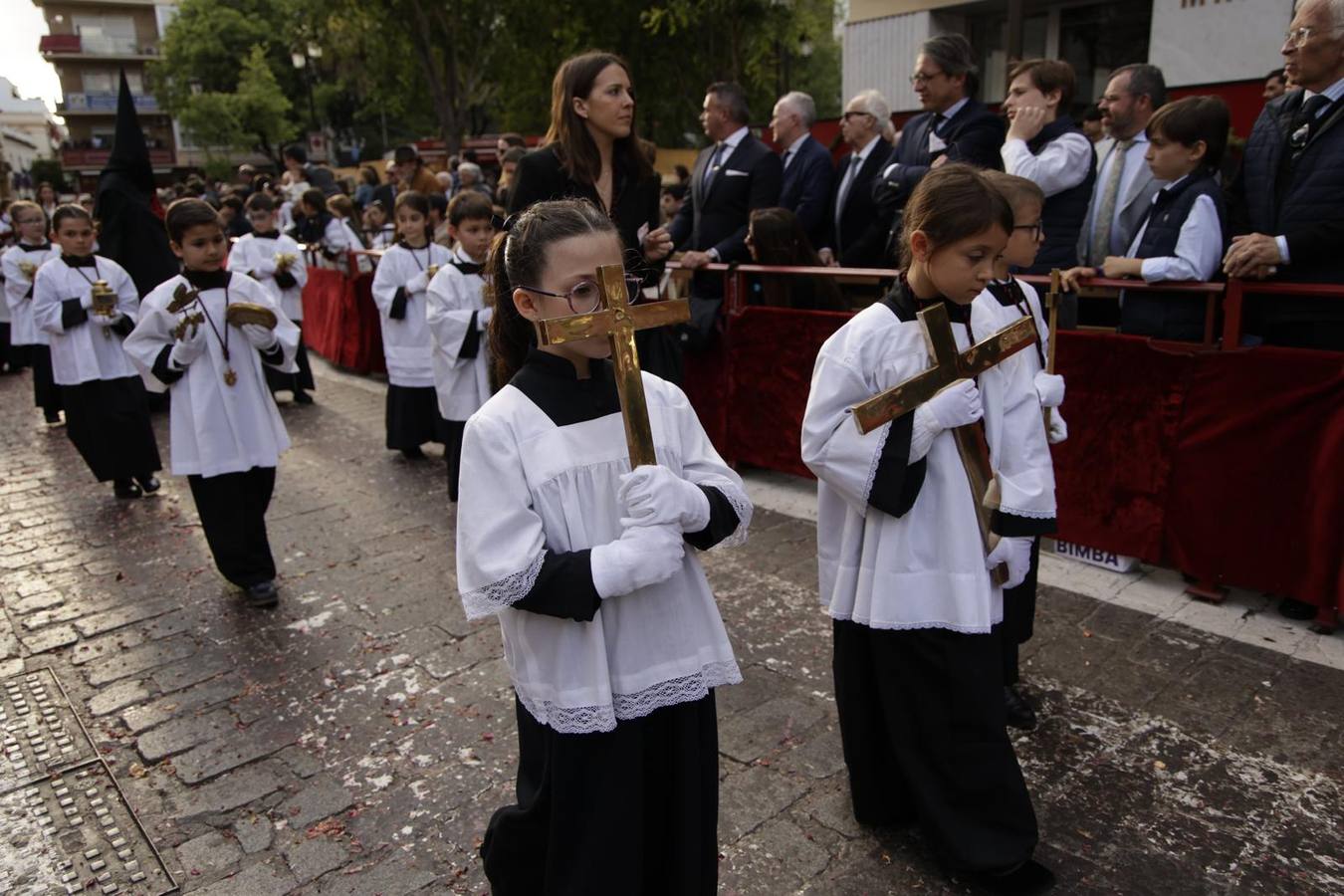 Procesión del Santo Entierro, en la que la hermandad ha estado acompañada por un cortejo con las principales autoridades de los distintos estamentos de la ciudad