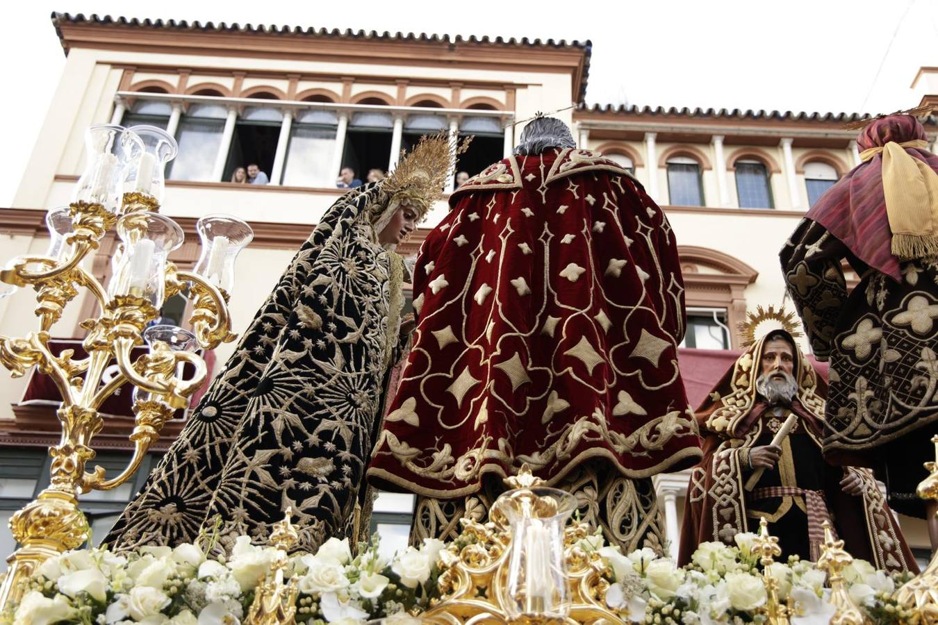 Procesión del Santo Entierro, en la que la hermandad ha estado acompañada por un cortejo con las principales autoridades de los distintos estamentos de la ciudad