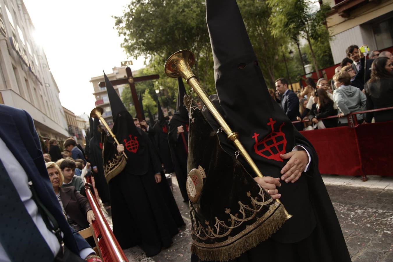 Procesión del Santo Entierro, en la que la hermandad ha estado acompañada por un cortejo con las principales autoridades de los distintos estamentos de la ciudad