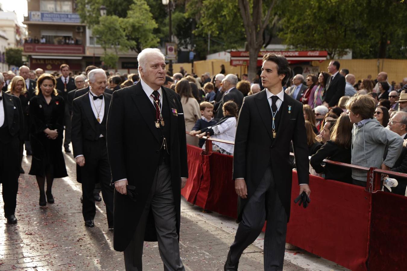 Procesión del Santo Entierro, en la que la hermandad ha estado acompañada por un cortejo con las principales autoridades de los distintos estamentos de la ciudad