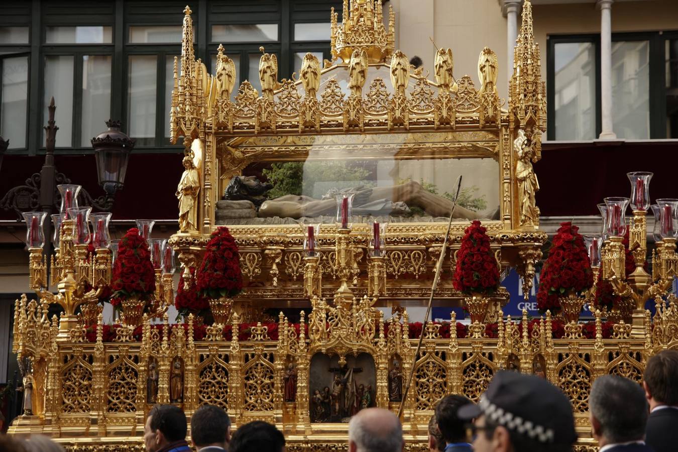 Procesión del Santo Entierro, en la que la hermandad ha estado acompañada por un cortejo con las principales autoridades de los distintos estamentos de la ciudad