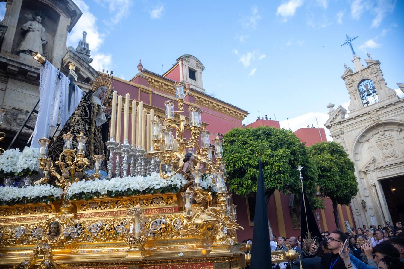 Salida de la hermandad de la Soledad, este Sábado Santo