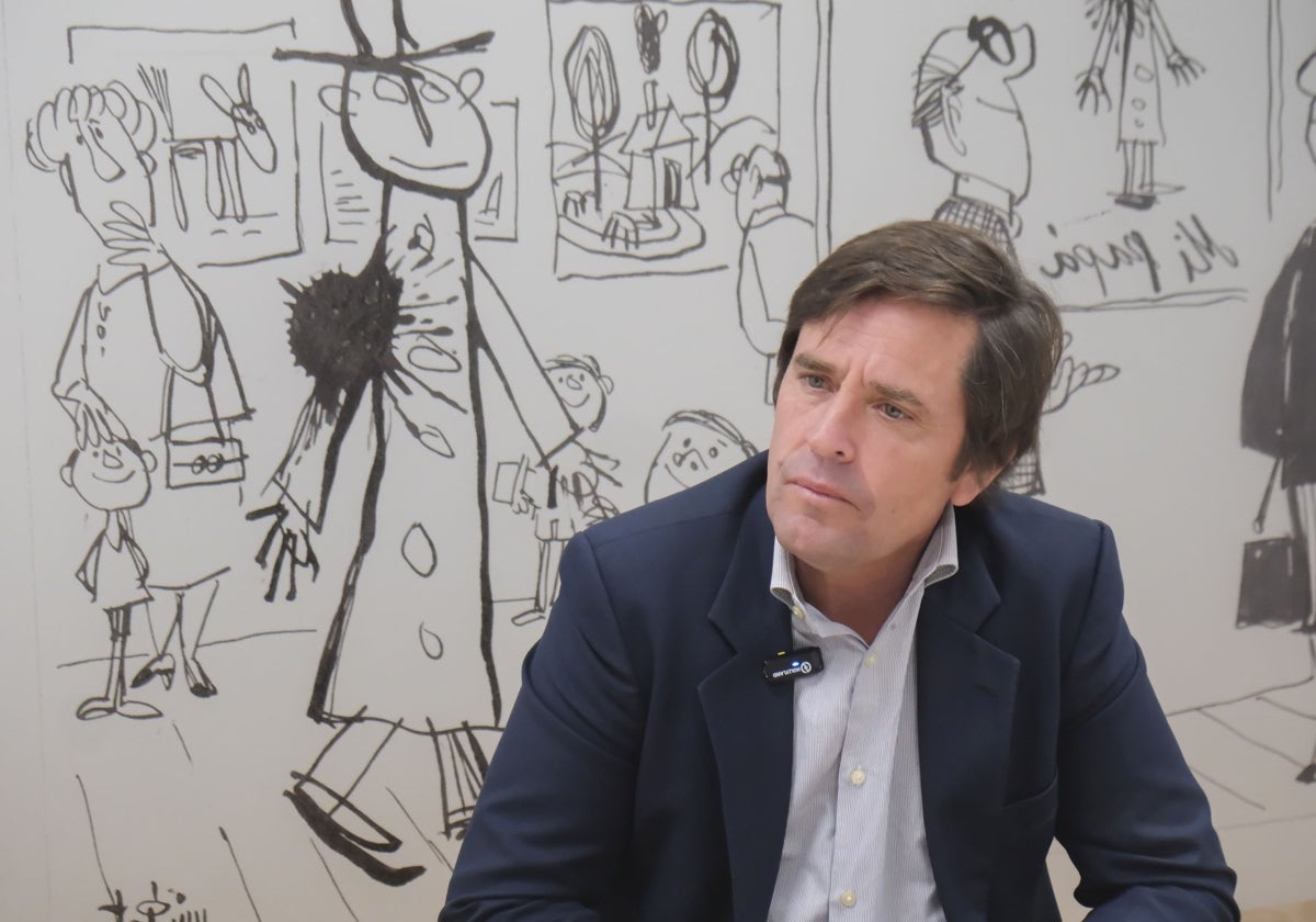 Eduardo Dávila Miura durante la enterevista en la sede de ABC de Sevilla
