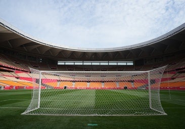 Juanma Moreno visita el remodelado Estadio de la Cartuja y se atreve con unas pataditas al balón