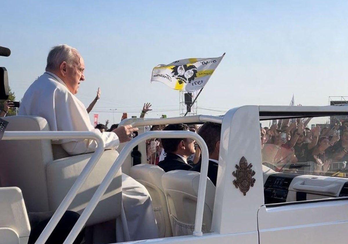 Imagen del Papa Francisco en el Vaticano; de fondo, una bandera de la Hermandad del Cachorro con motivo del Jubileo 2025
