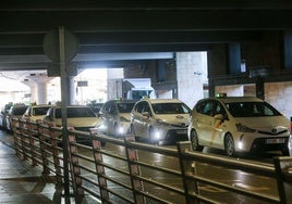 Recurren en los juzgados el turno rotatorio en la parada de taxis del aeropuerto de Sevilla