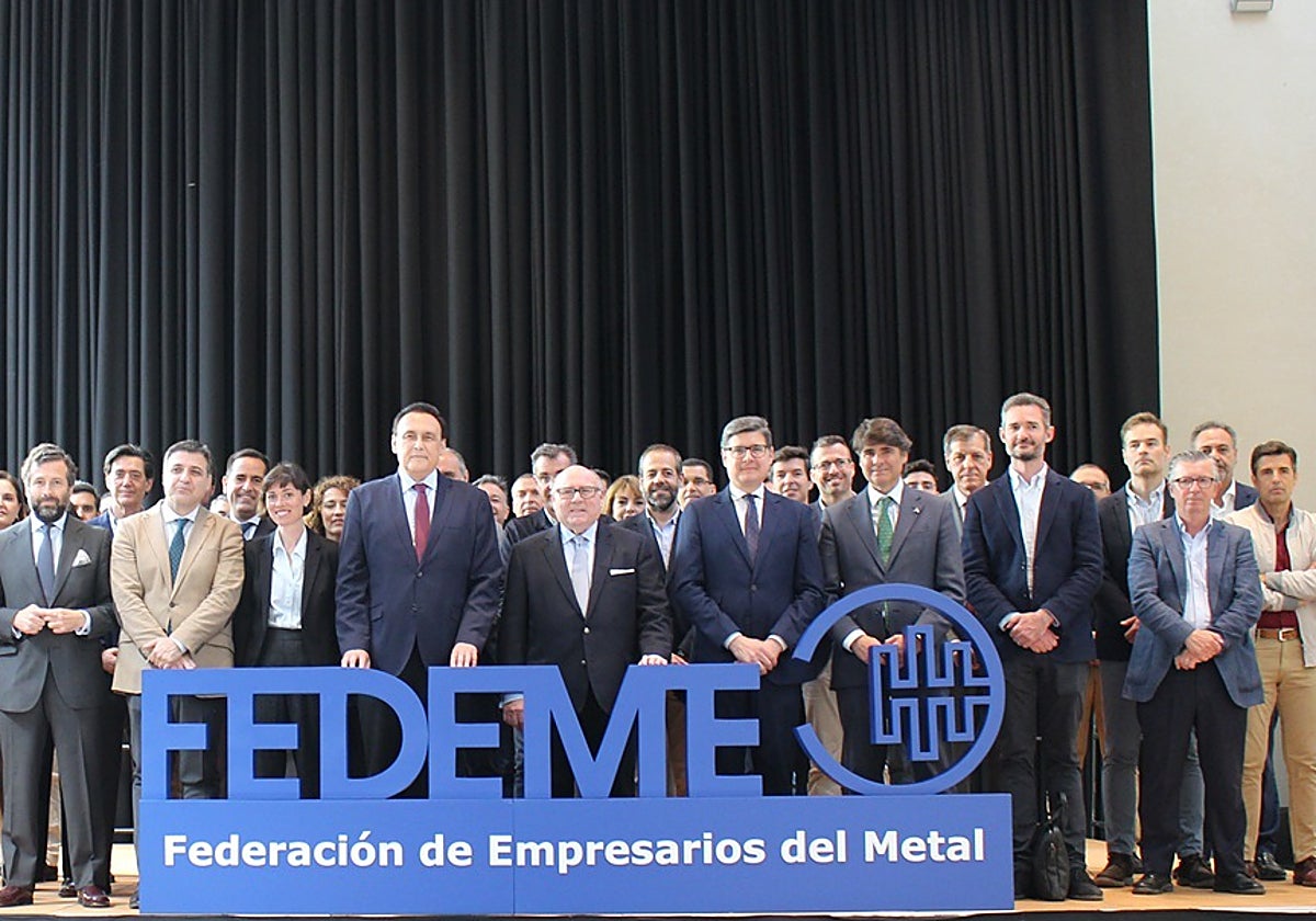Foto de familia de los representantes de Fedeme junto al consejero de Universidad y las empresas participantes