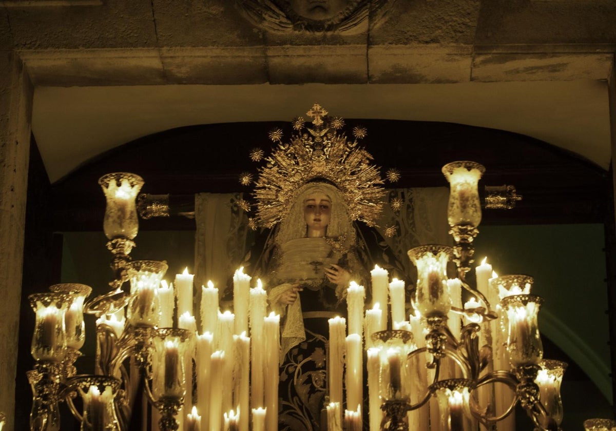 La Virgen de la Soledad se adentra en San Lorenzo el pasado Sábado Santo