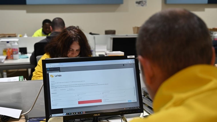 Un empleado en un software de UNEI