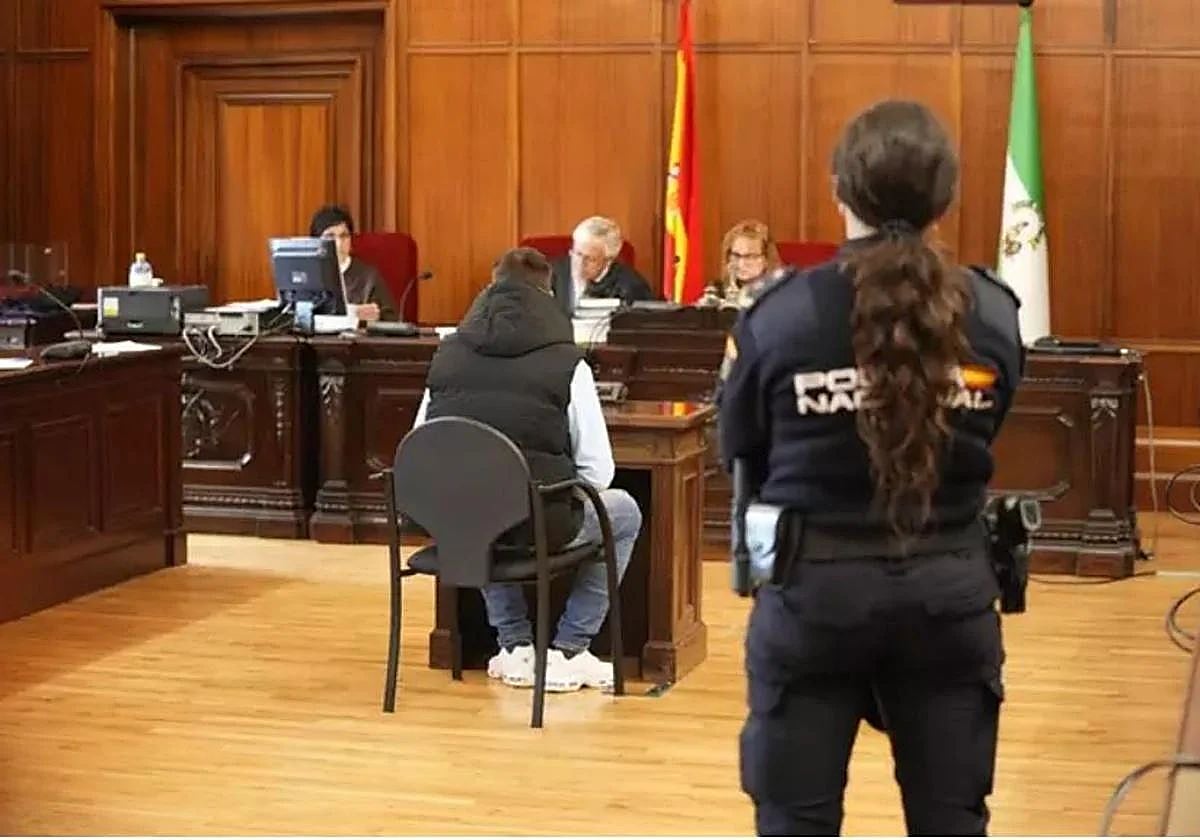 El acusado de matar a su tío en el Polígono Sur durante el juicio celebrado en la Audiencia de Sevilla