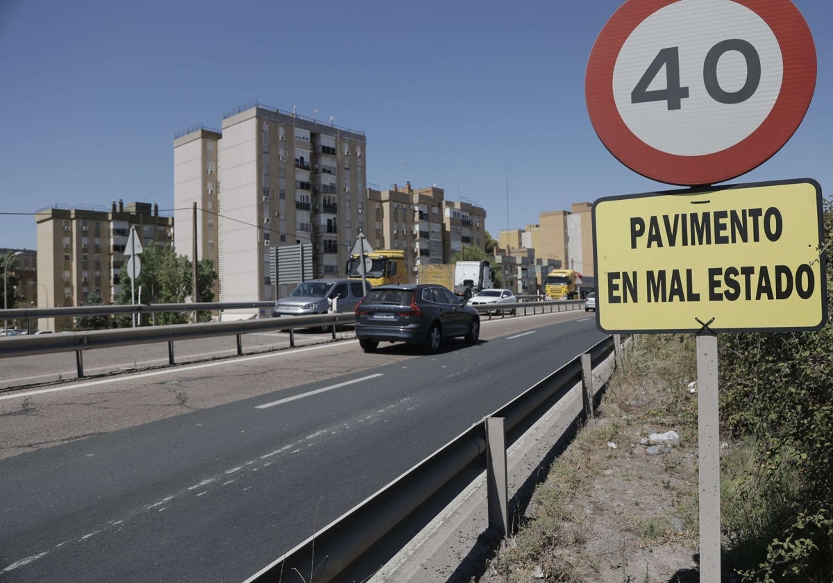 El mal estado del pavimento de la SE-20 obligó a reducir la velocidad de la vía