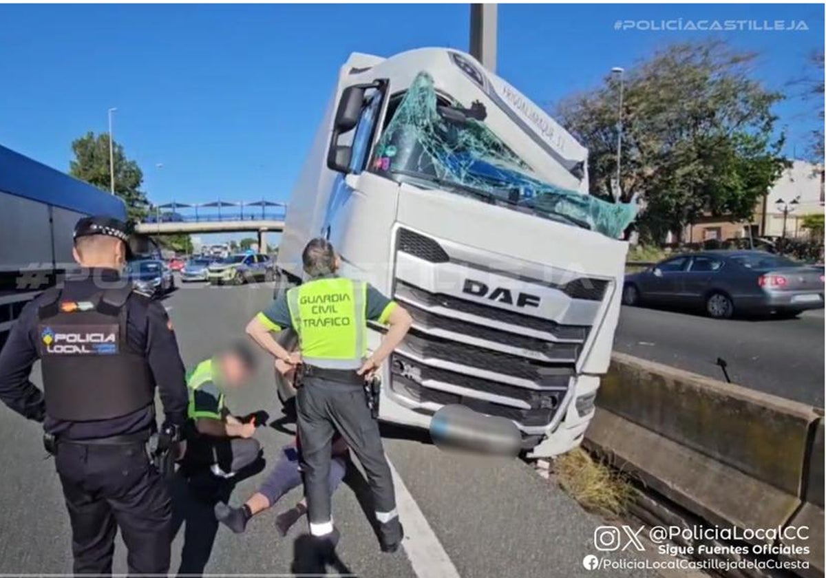 La Guardia Civil y un agente de la Policia Local de Castilleja de la Cuesta atienden al herido