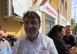 La técnica de un camarero de Sevilla recogiendo vasos de cerveza: «Esto se está acabando»