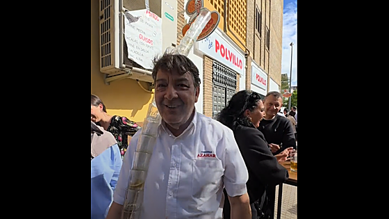 La técnica de un camarero de Sevilla recogiendo vasos de cerveza: «Esto se está acabando»