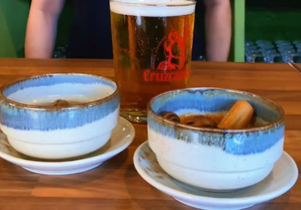 Cerveza con las tapas de cabrillas y caracoles en bar El Paladar