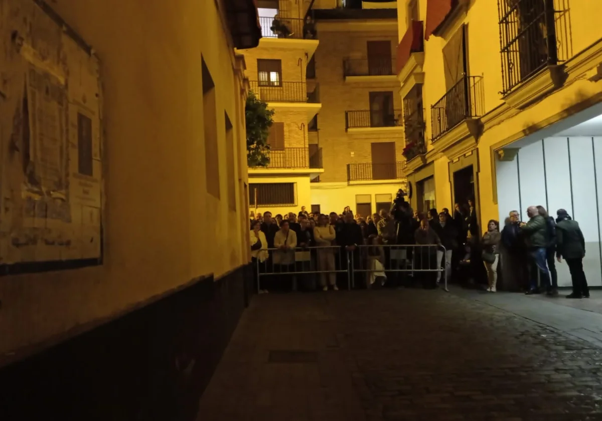 La Policía Nacional colocó unas vallas a 15 metros de la puerta de San Isidoro, medida que dejó vacía la calle