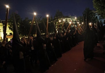 Nazarenos del Gran Poder saliendo de la basílica