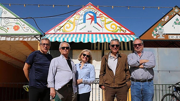 Socios de la nueva caseta 'Los Amigos de A.A.Q'