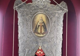 El simpecado del Rocío de Coria, una obra atribuida a las bordadoras Francisca de Paula y Rita Zuloaga