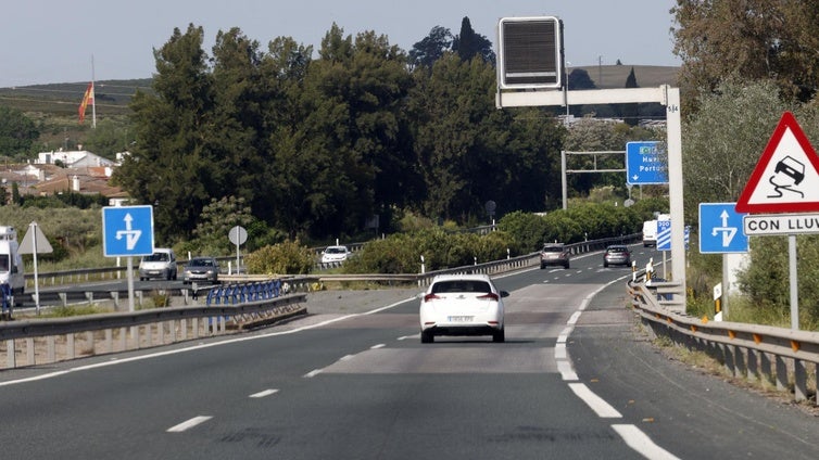 Alcaldes sevillanos claman contra el Ministerio de Transportes por el abandono de la A-49: «Está de pena»