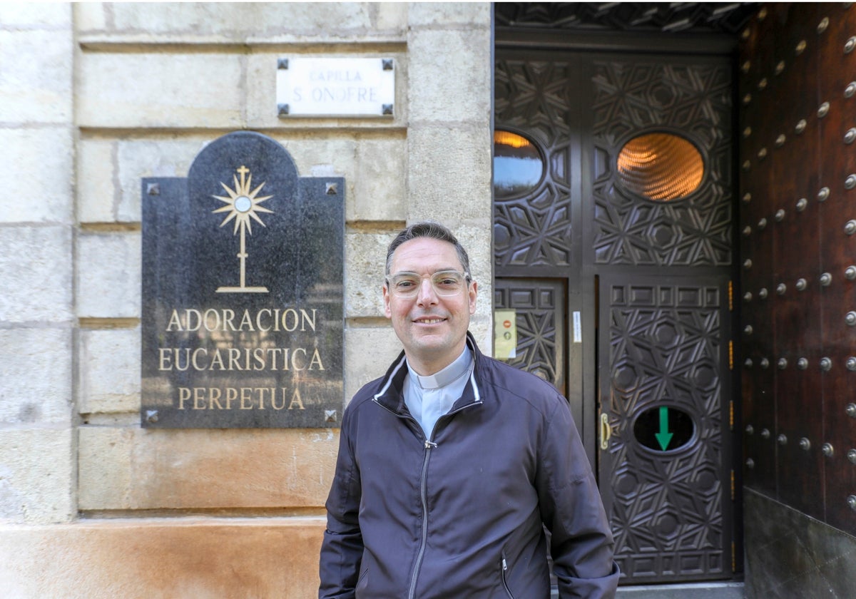 Antonio Mellet delante de la capilla de San Onofre de Sevilla, el pasado miécoles unas horas antes de regresar a Roma
