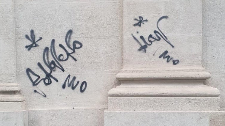 La Policía Local identifica a los dos autores de las pintadas vandálicas en la fachada del Ayuntamiento de Sevilla