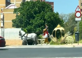 Carruaje de la Cenicienta por las calles de Sevilla